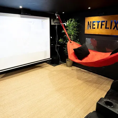 Capsule Cinema - Balneo Cinema Playstation 5 Apartment