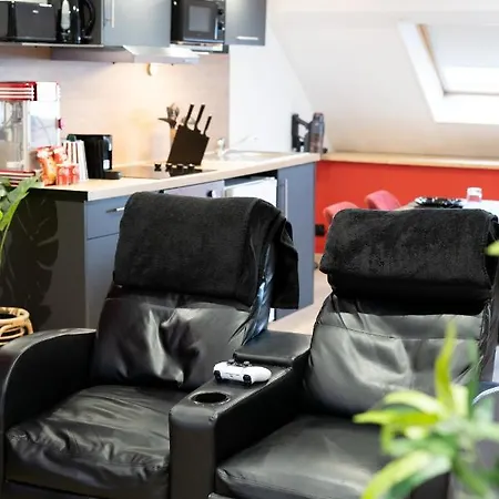 Capsule Cinema - Balneo Cinema Playstation 5 Apartment *