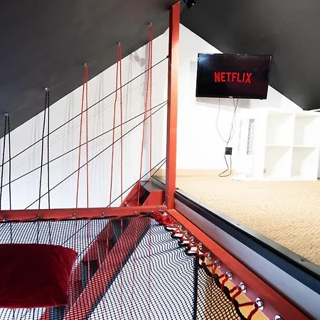 Capsule Cinema - Balneo Cinema Playstation 5 Apartment *